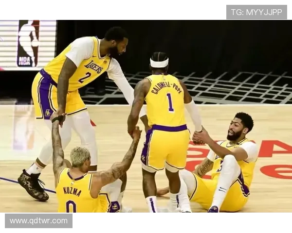 贾马尔默里半场高效输出12中5三分7中3引领球队攻势上半场14分3助攻